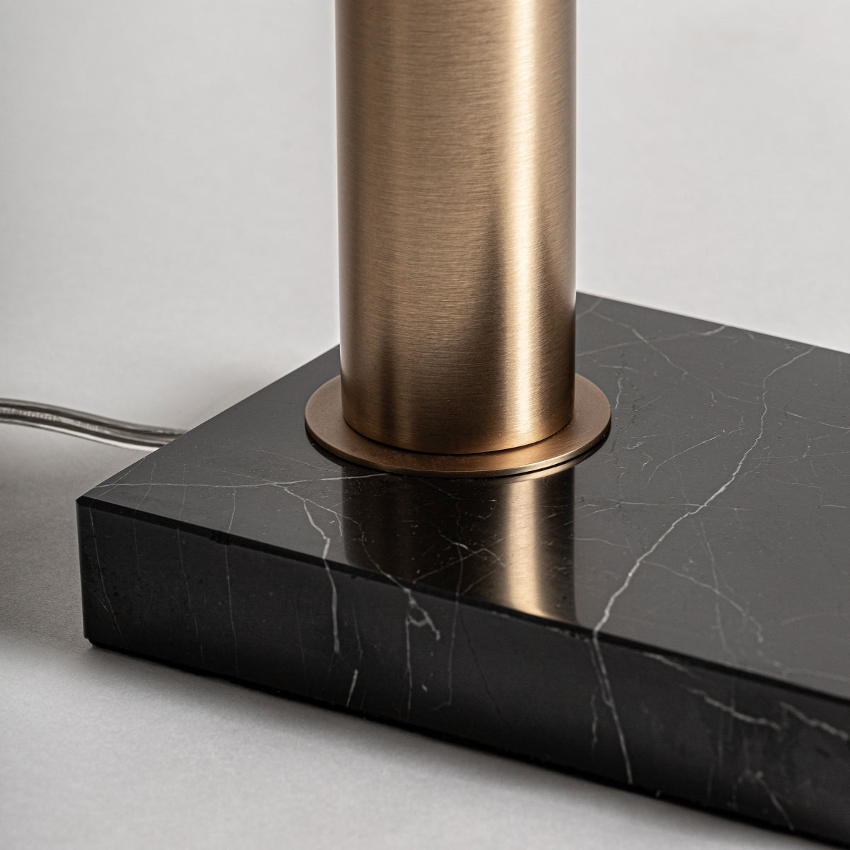 Pastatomas stalinis šviestuvas Black Marble 3 Pastatomas stalinis šviestuvas Black Marble 3