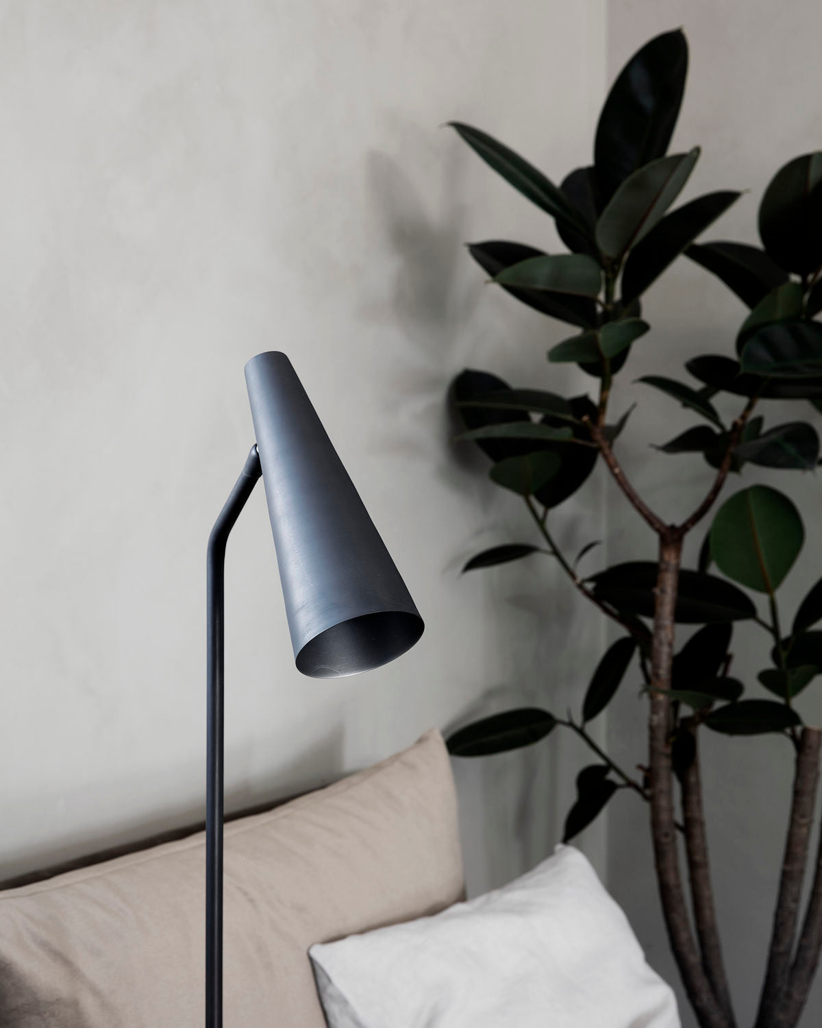 Black floor lamp Precise