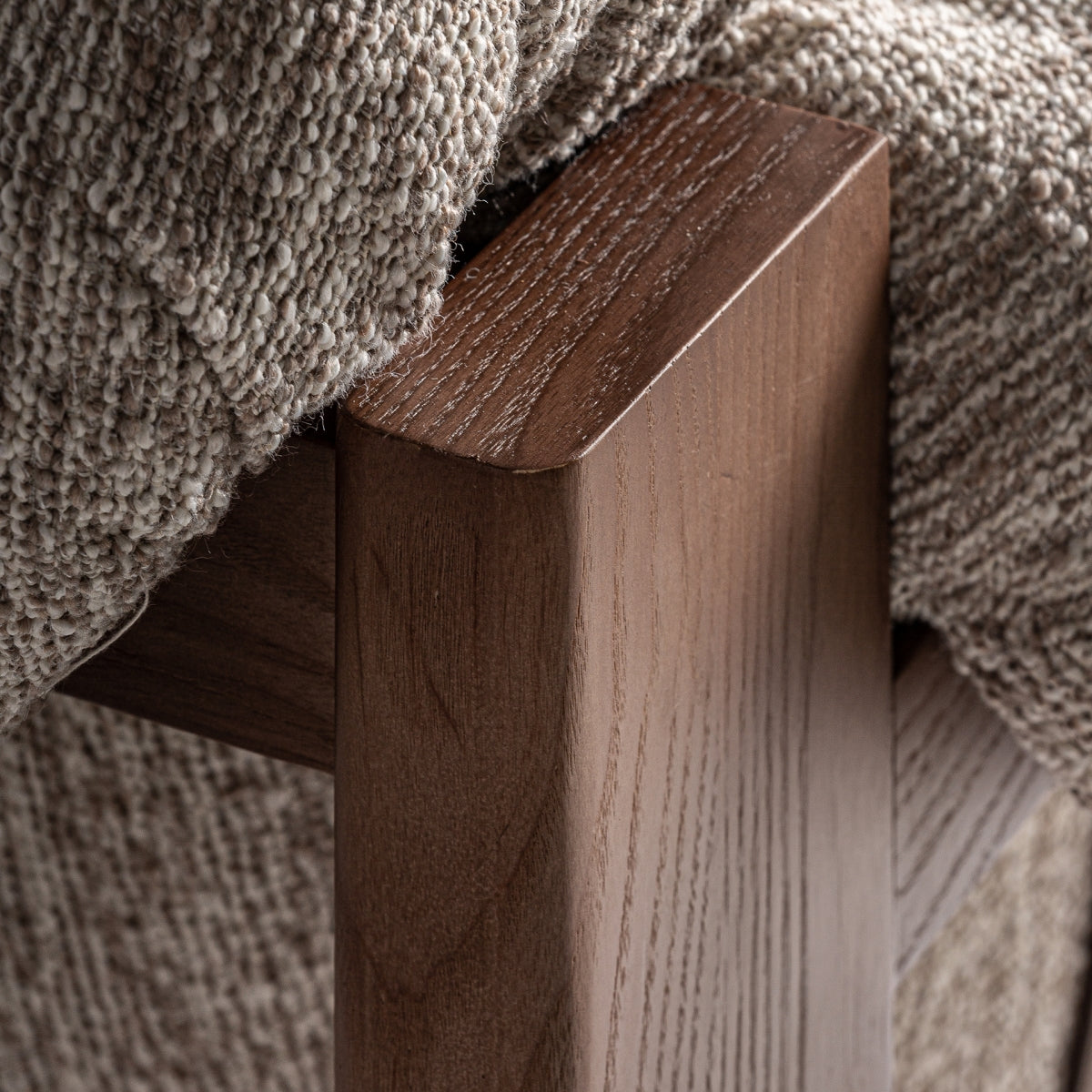 Šviesus fotelis Uznach