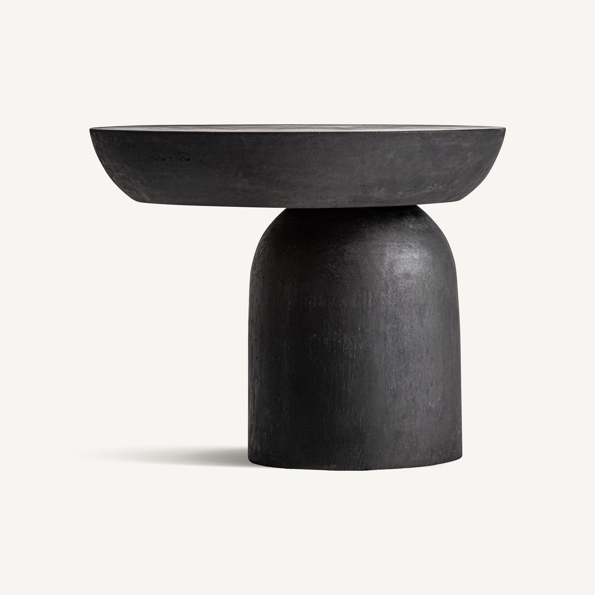 Juodos spalvos šoninis staliukas iš suar medienos Betroka 1