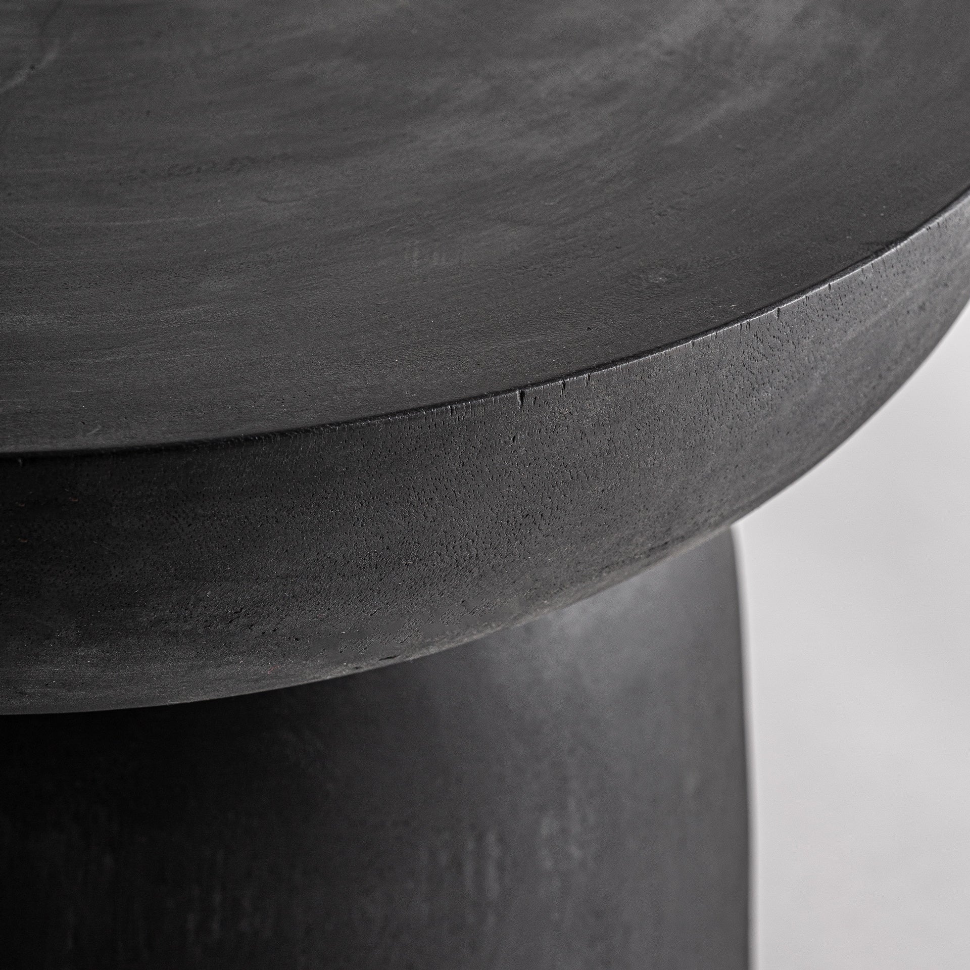 Juodos spalvos šoninis staliukas iš suar medienos Betroka 3