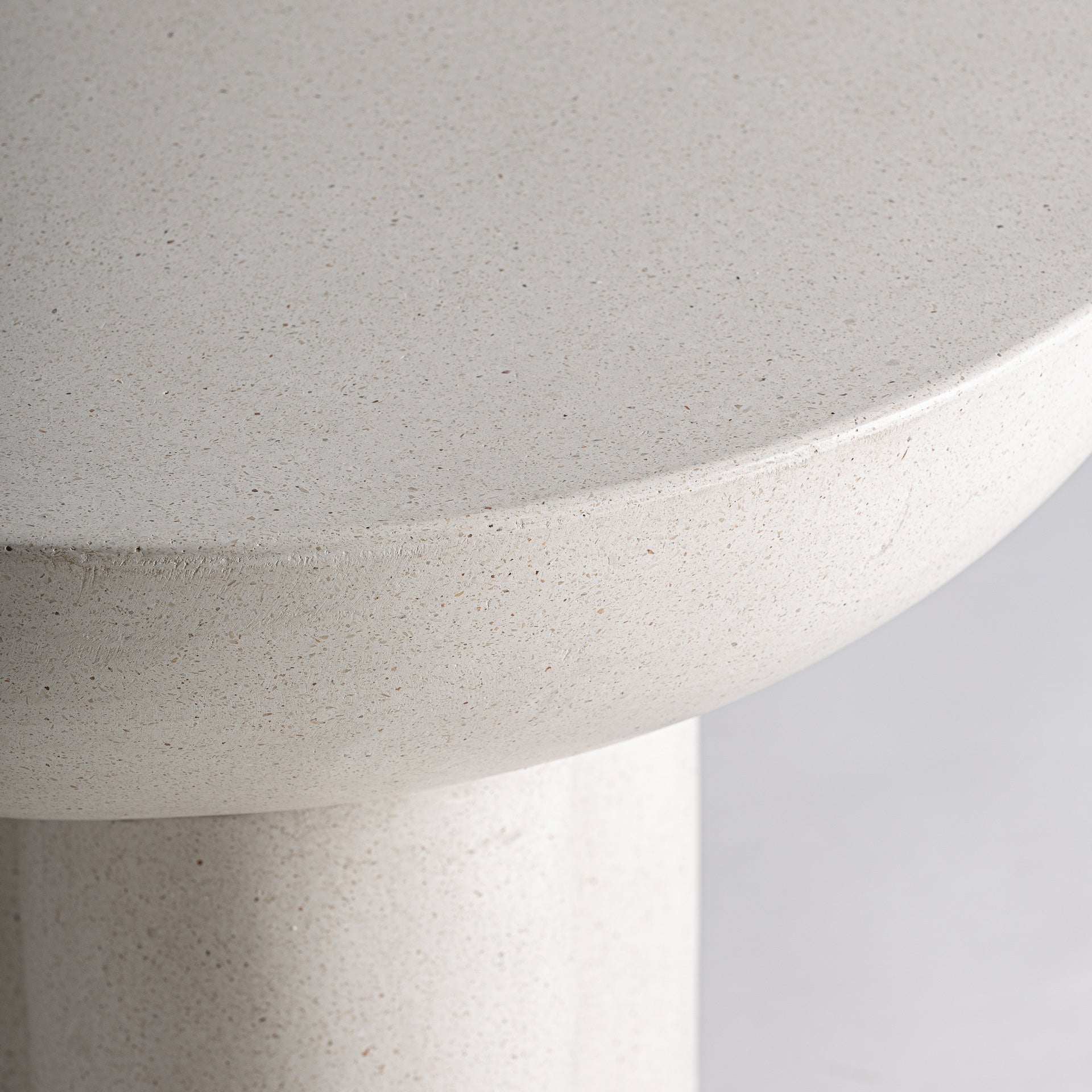 Šoninis staliukas iš off-white teraco Broich 2