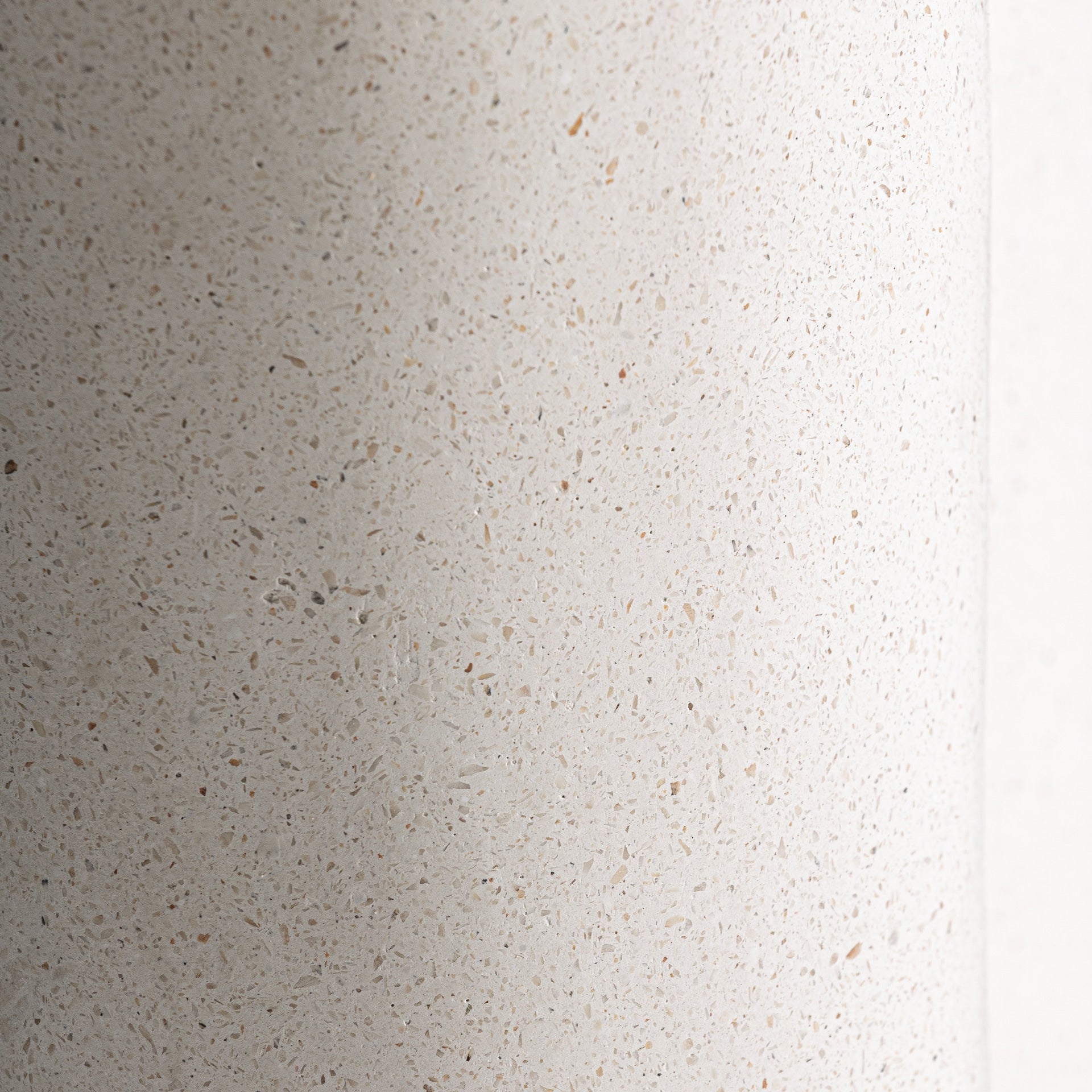 Šoninis staliukas iš off-white teraco Broich 3