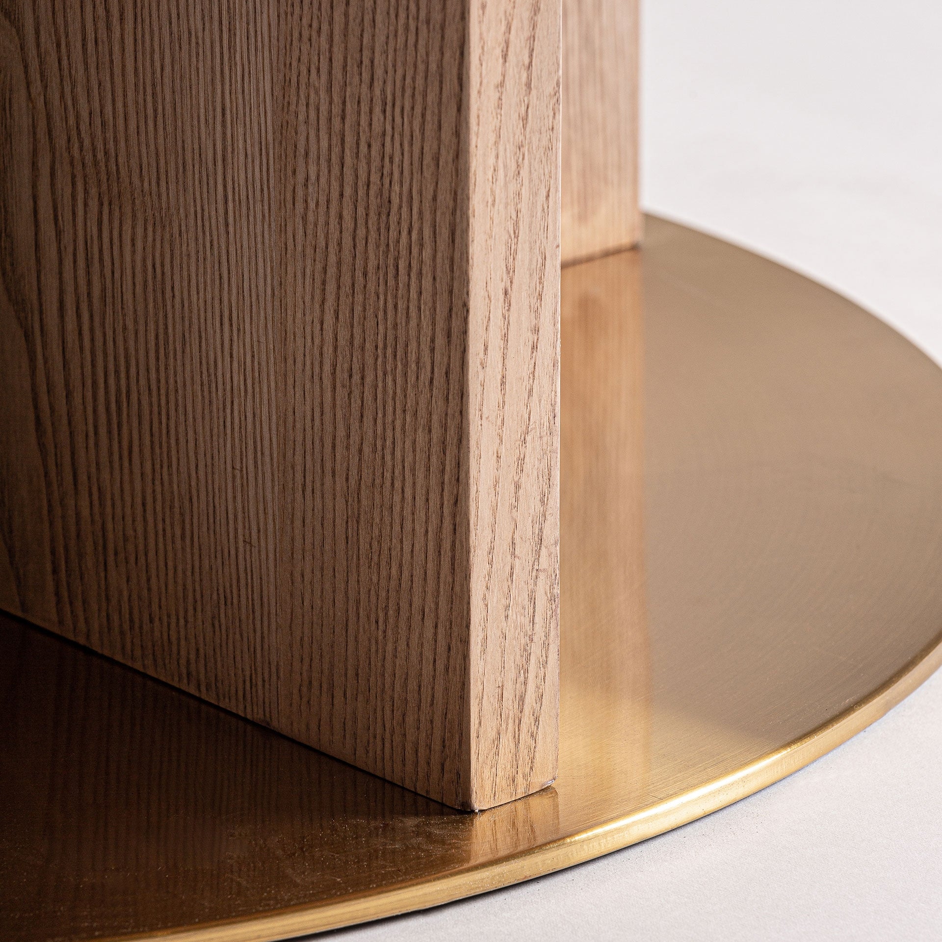 Šviesus apvalus medinis stalas Alferce 3