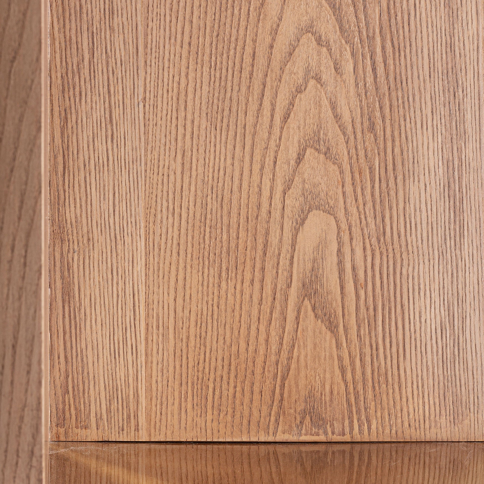 Šviesus apvalus medinis stalas Alferce