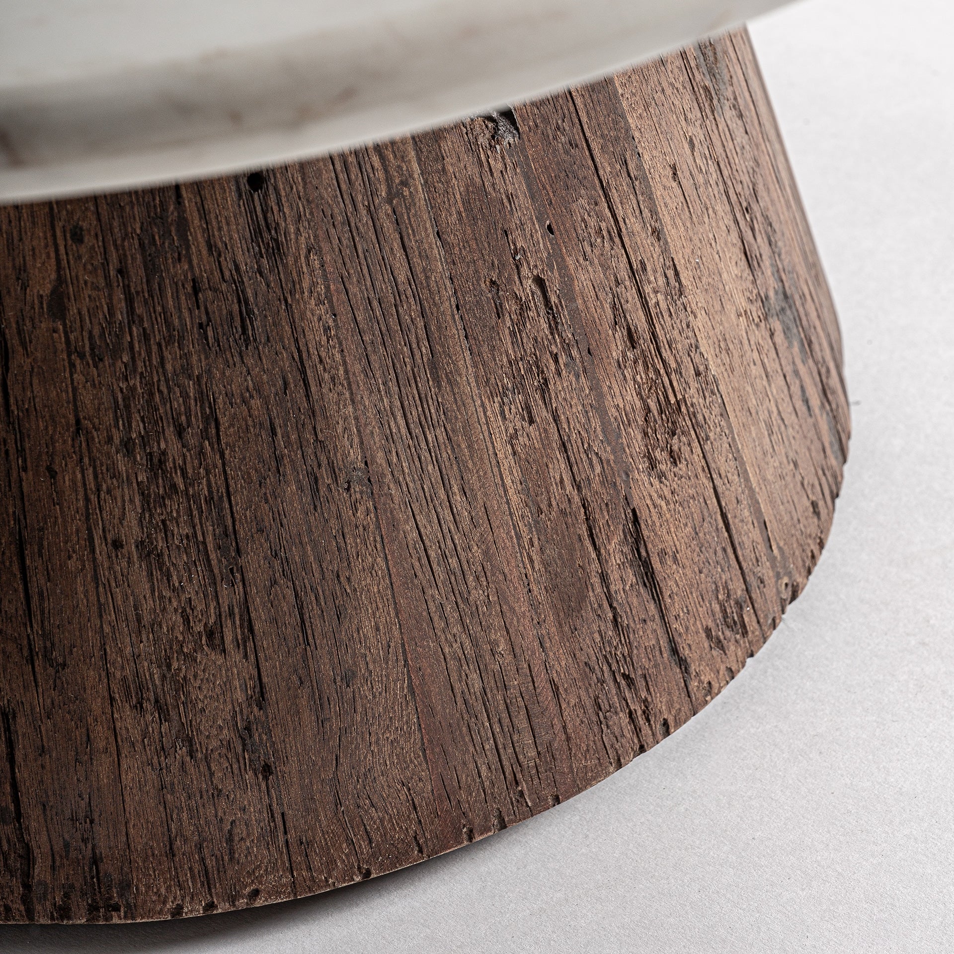 Rudos spalvos apvalus valgomojo stalas su marmuro stalviršiu Skorup 4