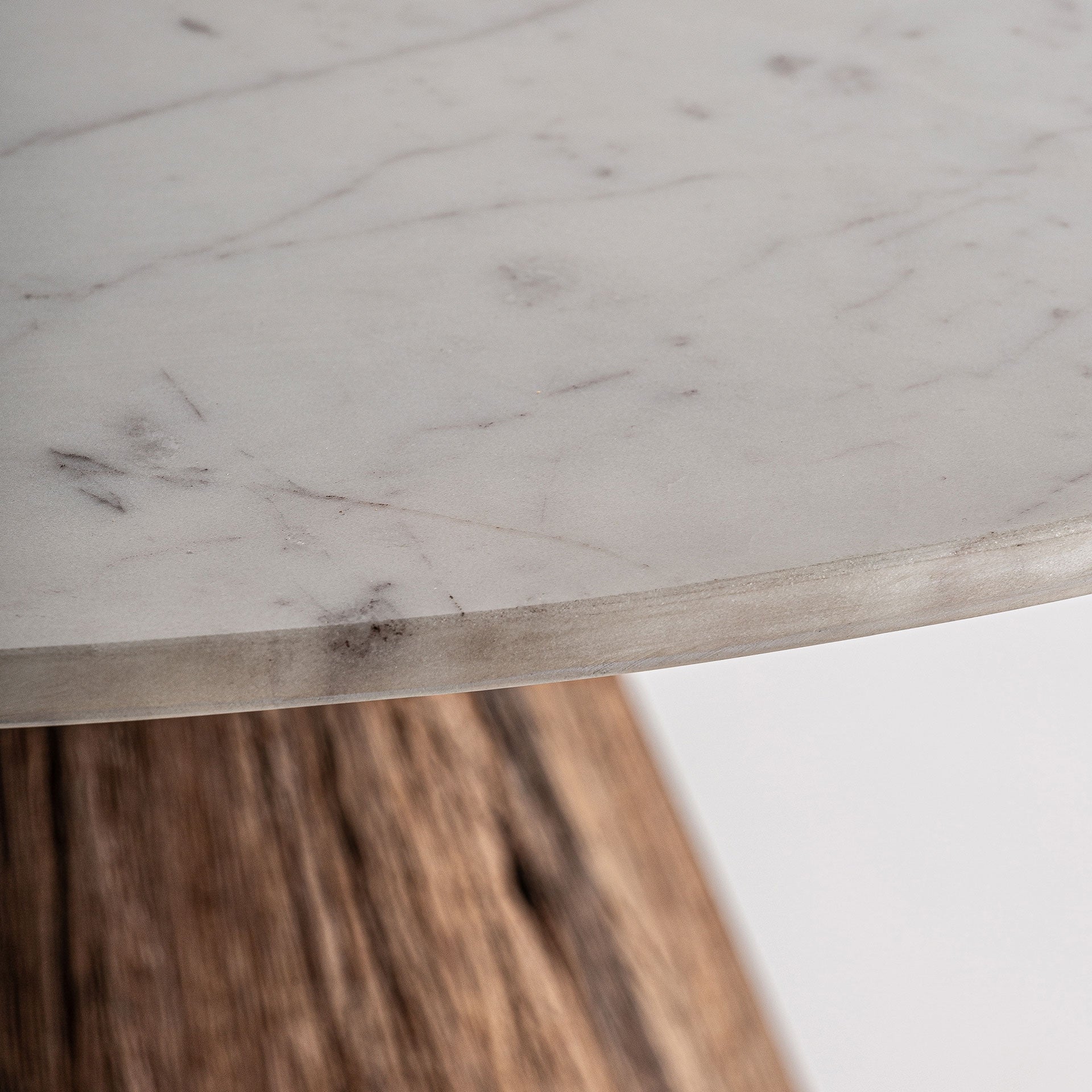 Rudos spalvos valgomojo stalas su baltu marmuro stalviršiu Toigne 2