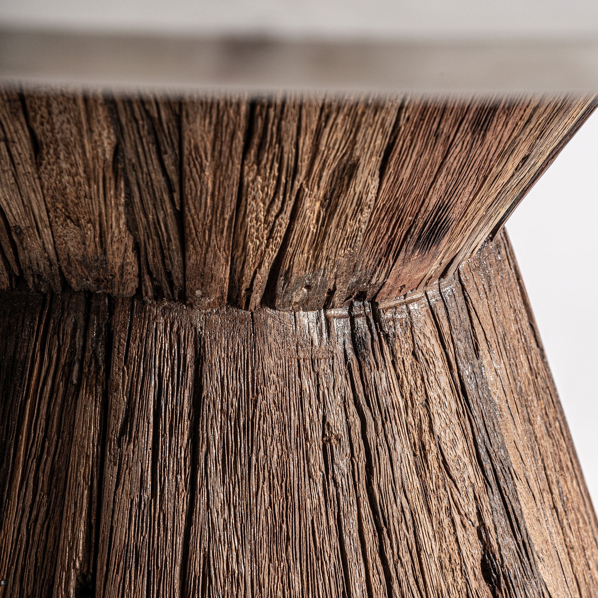 Rudos spalvos valgomojo stalas su baltu marmuro stalviršiu Toigne 3