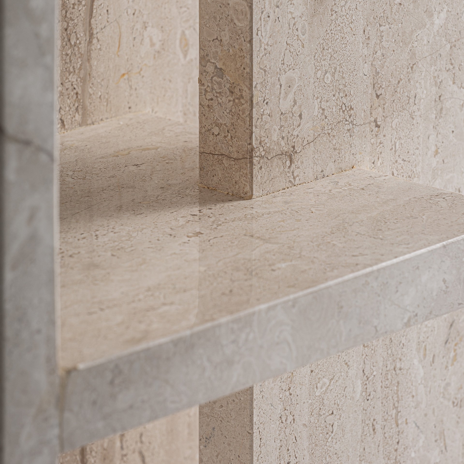 Šoninis stalelis iš smėlio spalvos marmuro Kobra 3