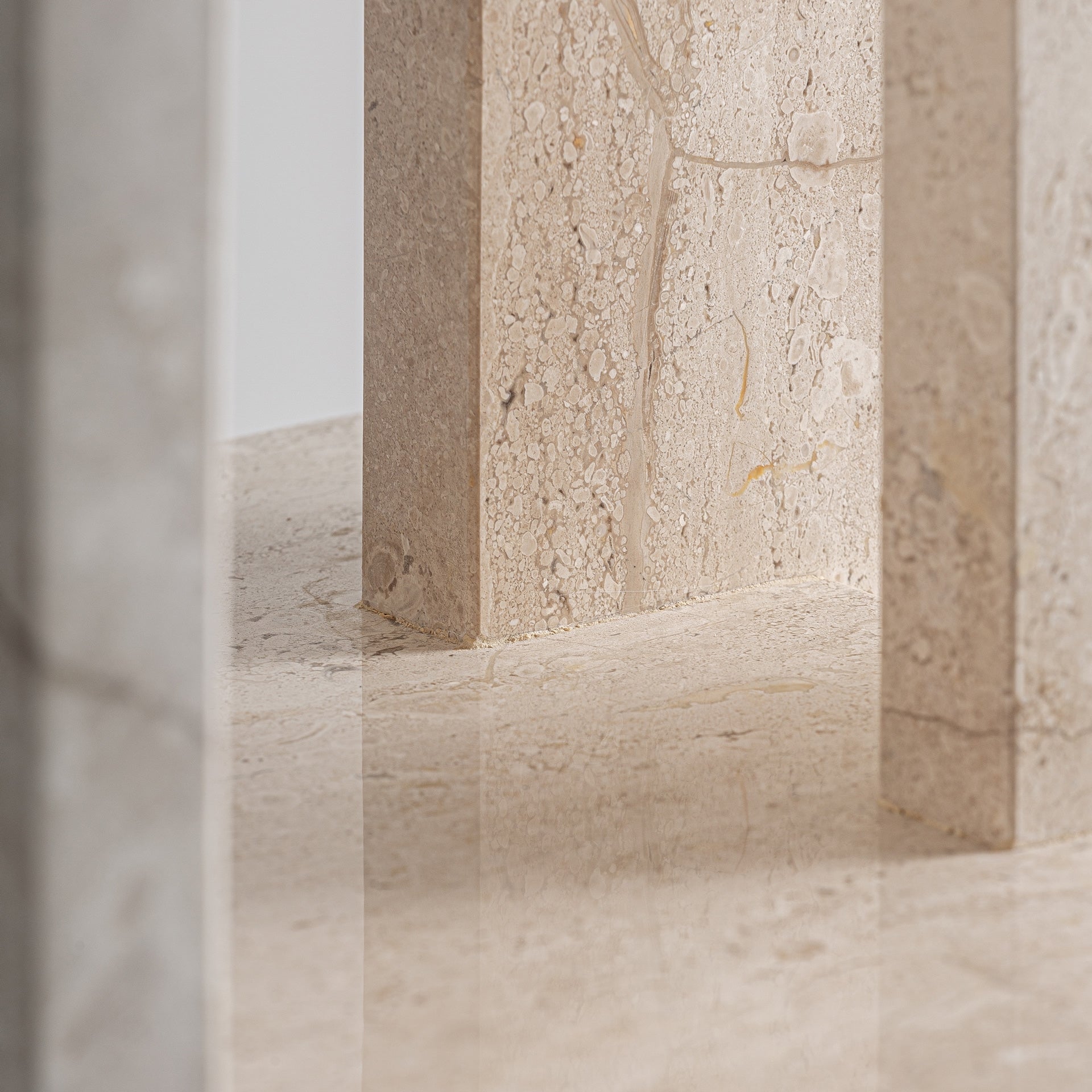 Šoninis stalelis iš smėlio spalvos marmuro Kobra 4