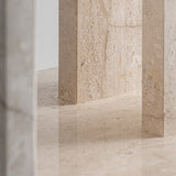 Šoninis stalelis iš smėlio spalvos marmuro Kobra 4