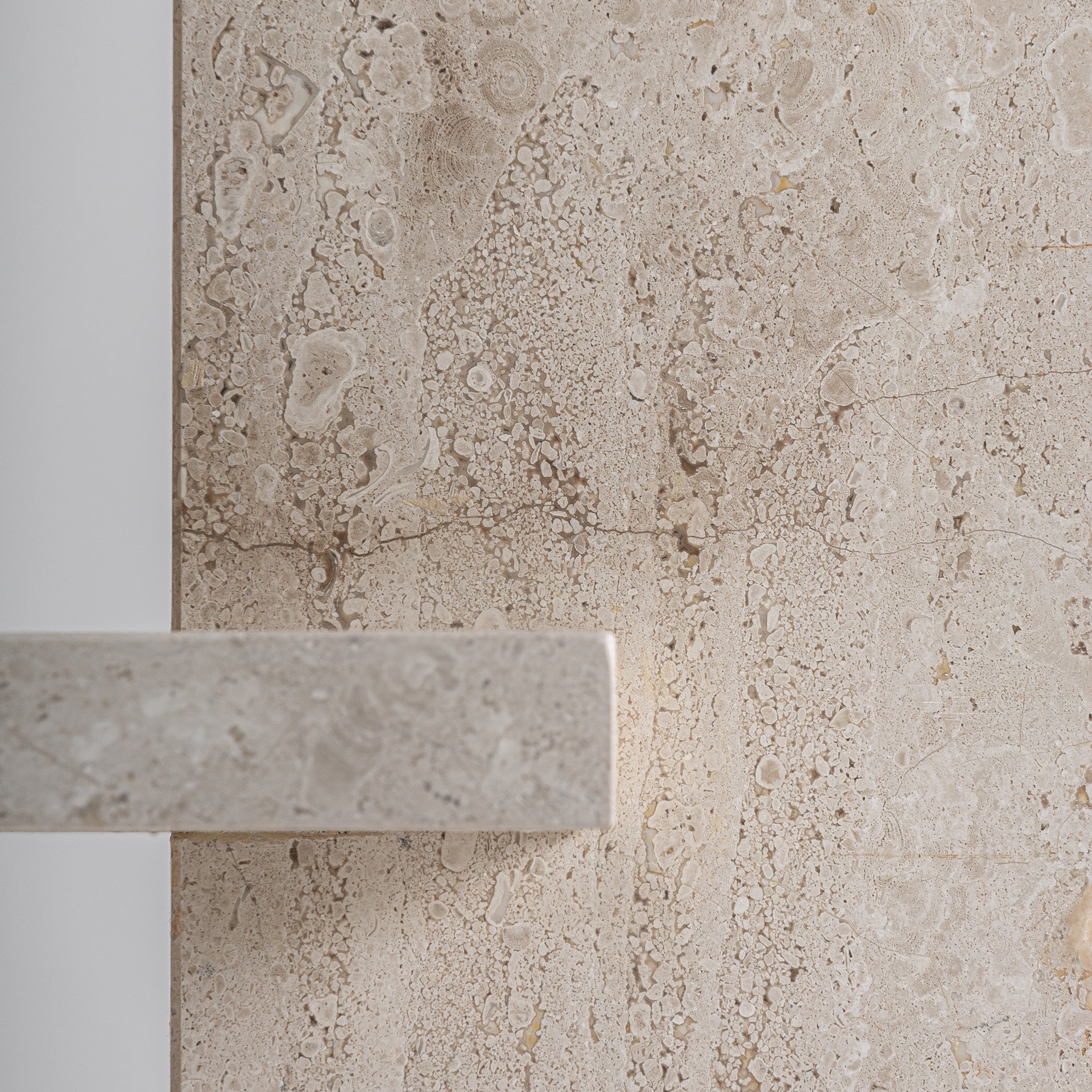 Šoninis stalelis iš smėlio spalvos marmuro Kobra 5