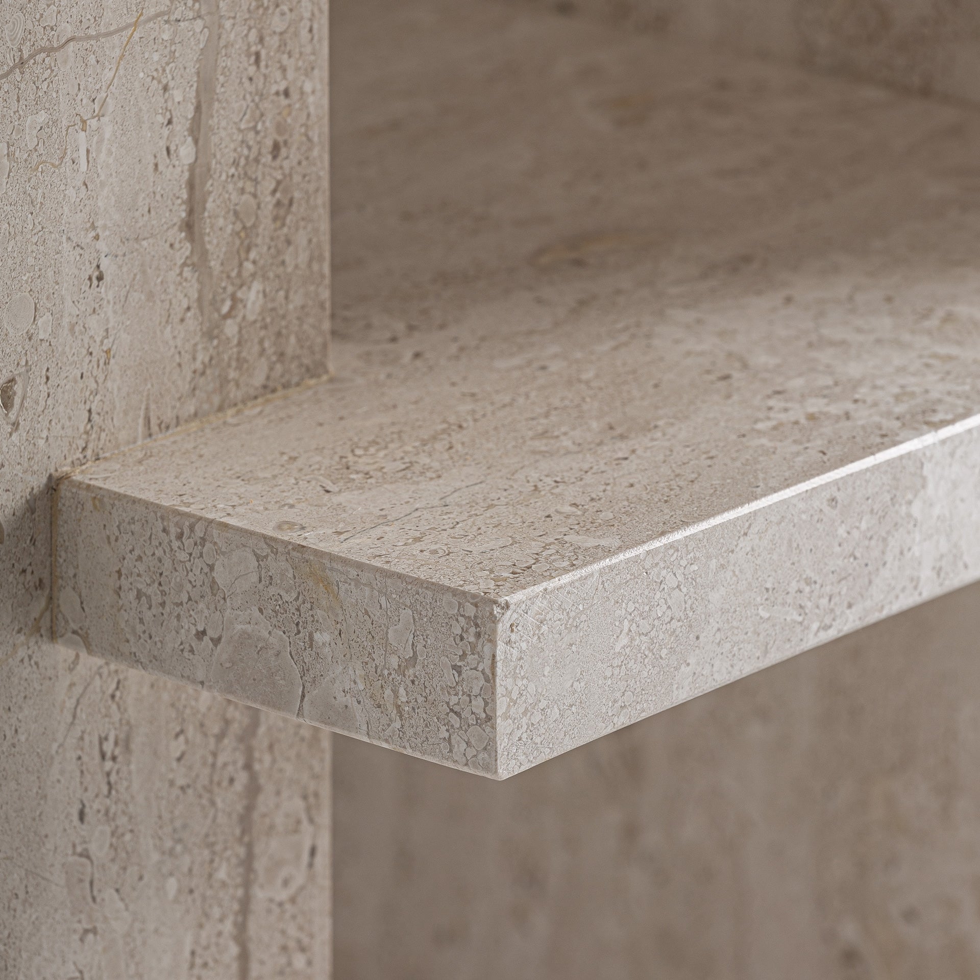 Šoninis stalelis iš smėlio spalvos marmuro Kobra 6