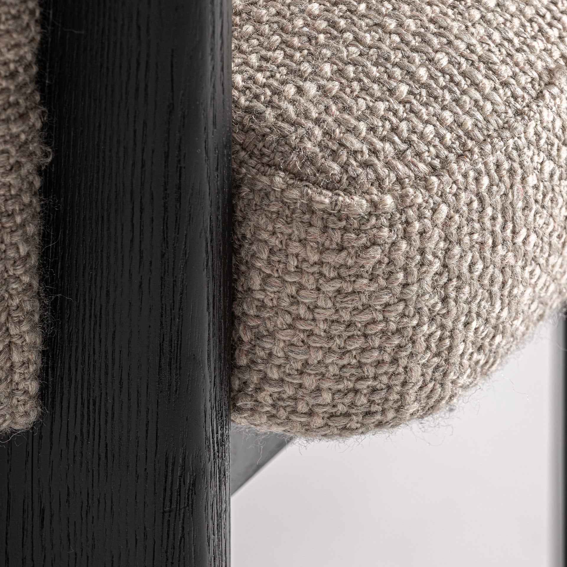 Modernaus dizaino minkšta valgomojo kėdė Cluny