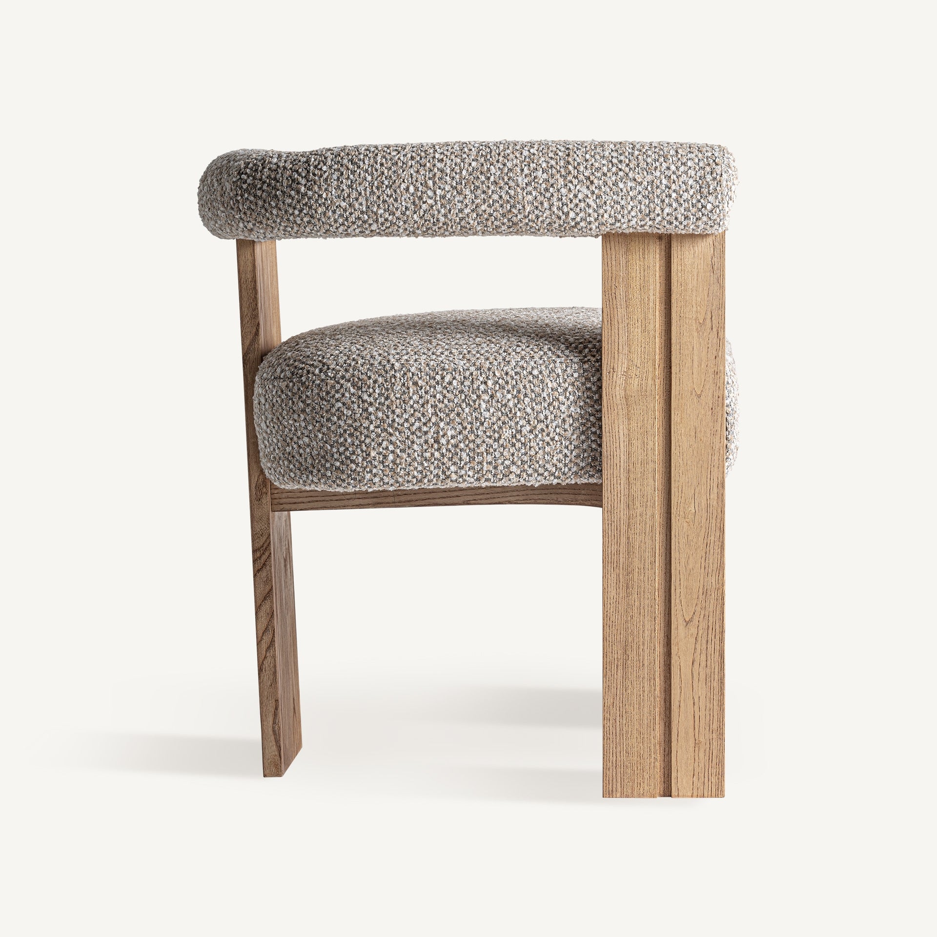 Moderni minkšta kėdė su šviesaus ąžuolo rėmu Ustka