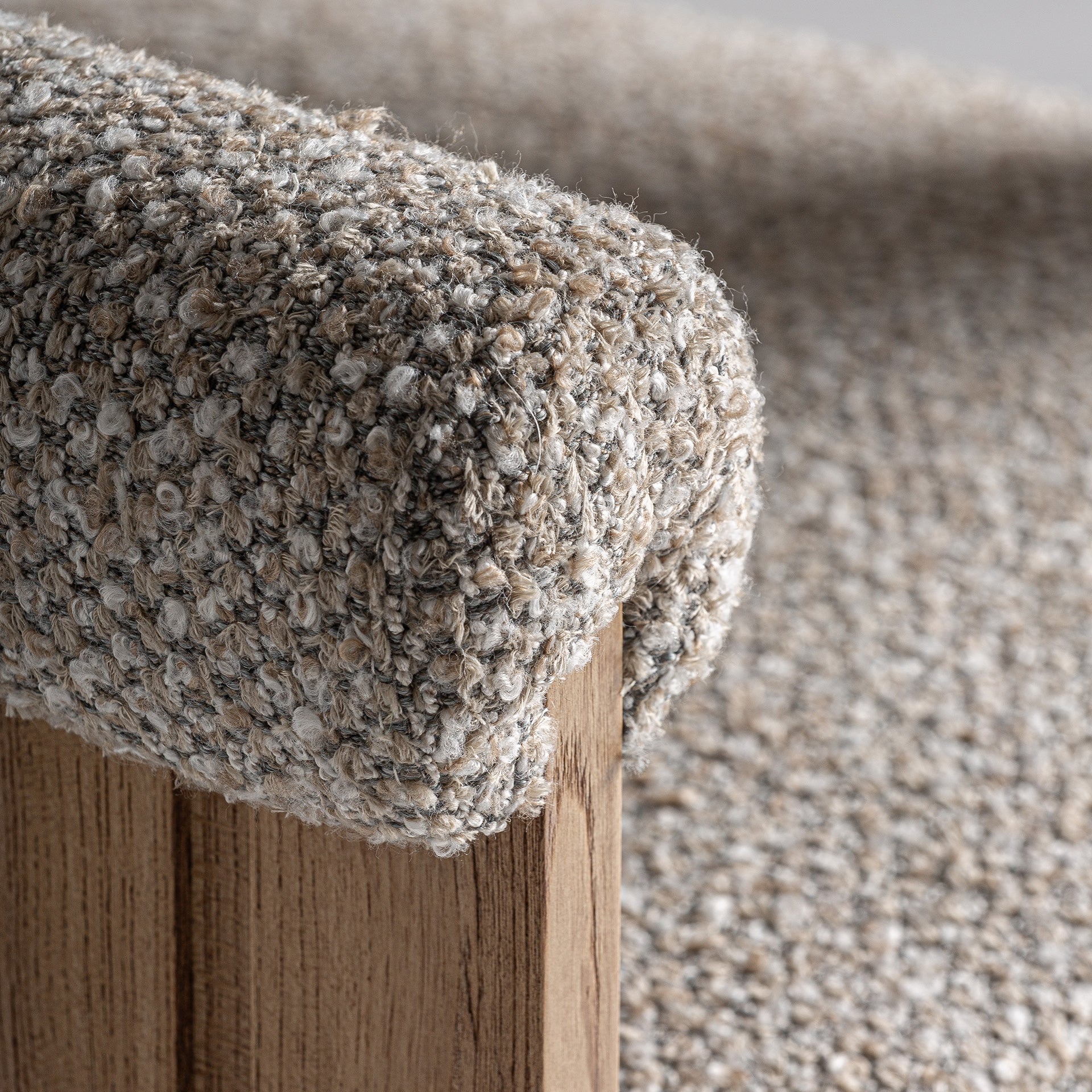 Moderni minkšta kėdė su šviesaus ąžuolo rėmu Ustka