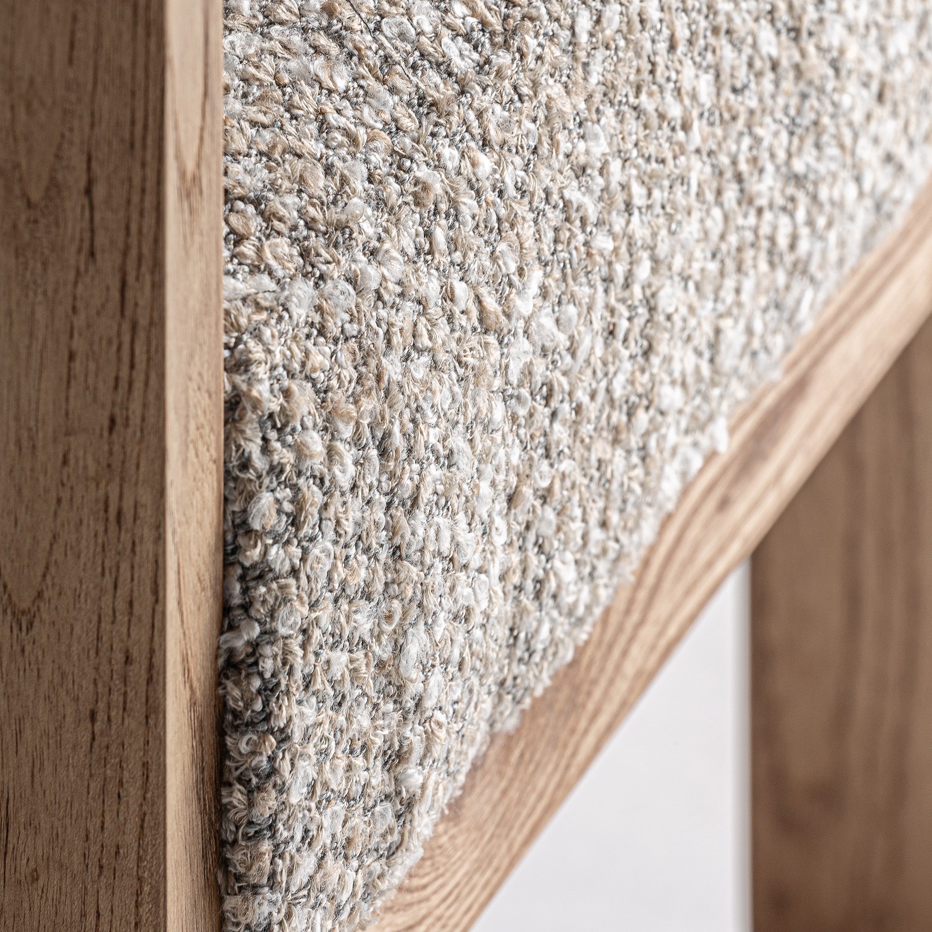 Moderni minkšta kėdė su šviesaus ąžuolo rėmu Ustka