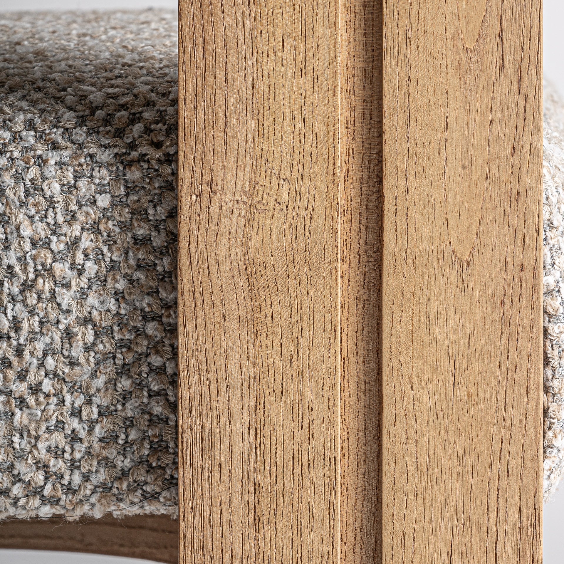 Moderni minkšta kėdė su šviesaus ąžuolo rėmu Ustka