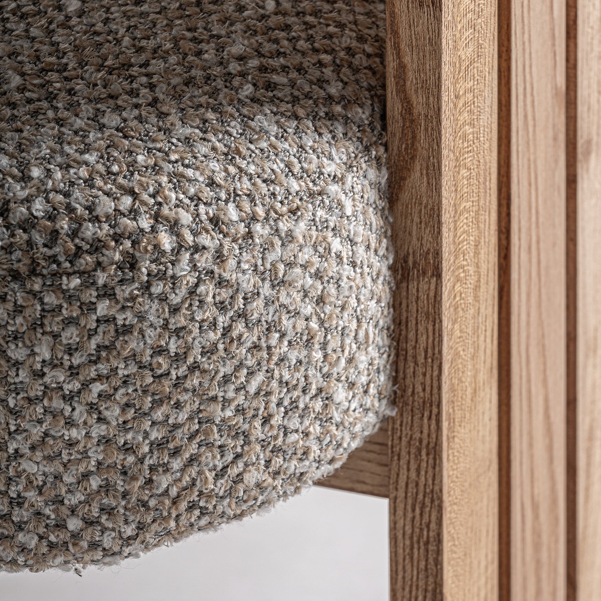 Moderni minkšta kėdė su šviesaus ąžuolo rėmu Ustka