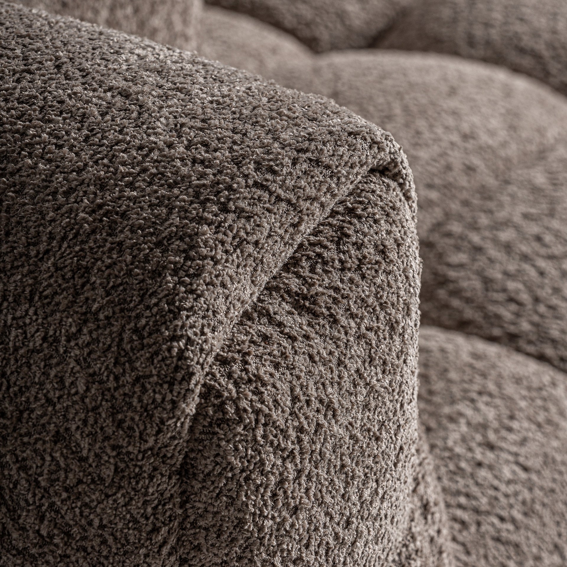 Neutralių tonų modernaus dizaino sofa Barlin