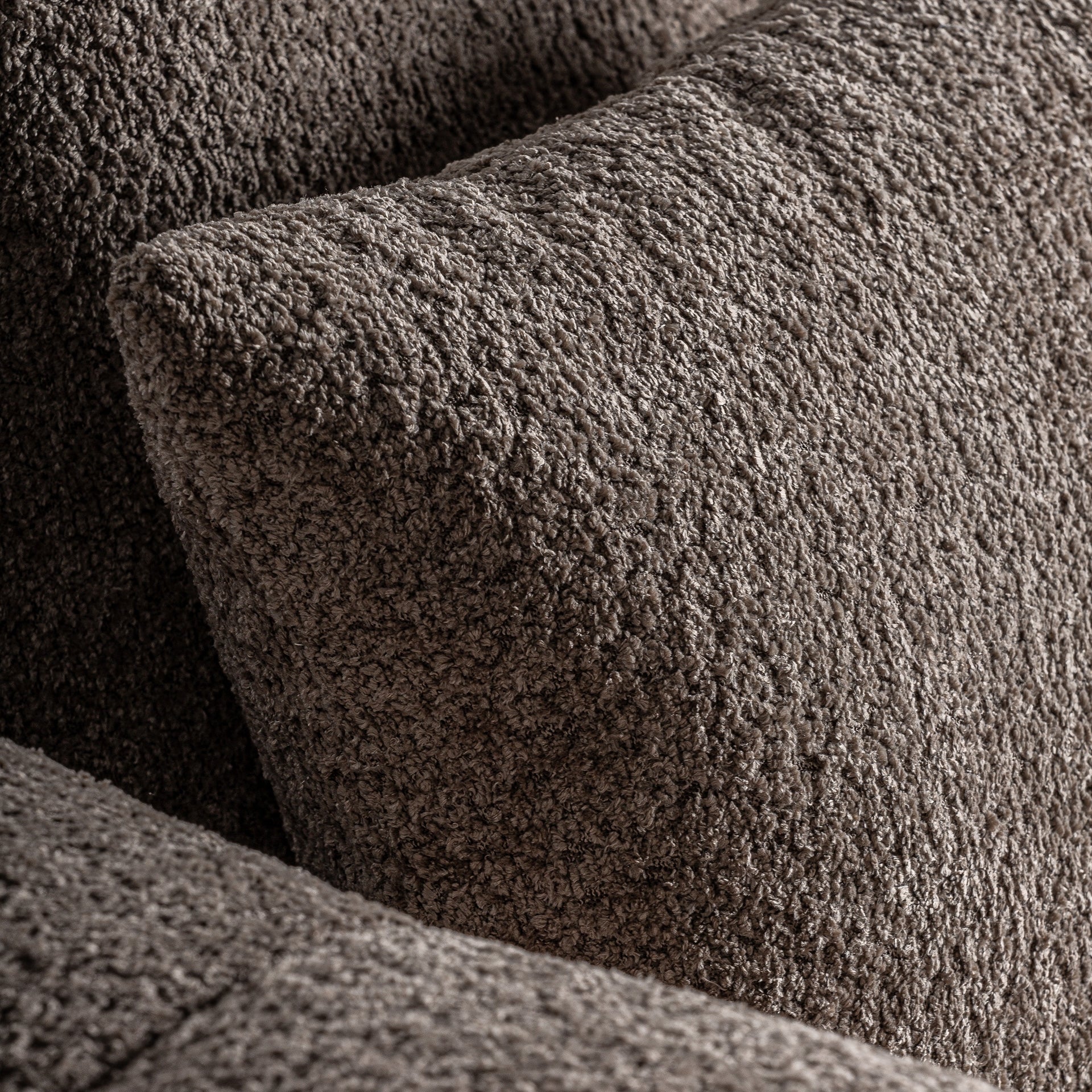 Neutralių tonų modernaus dizaino sofa Barlin