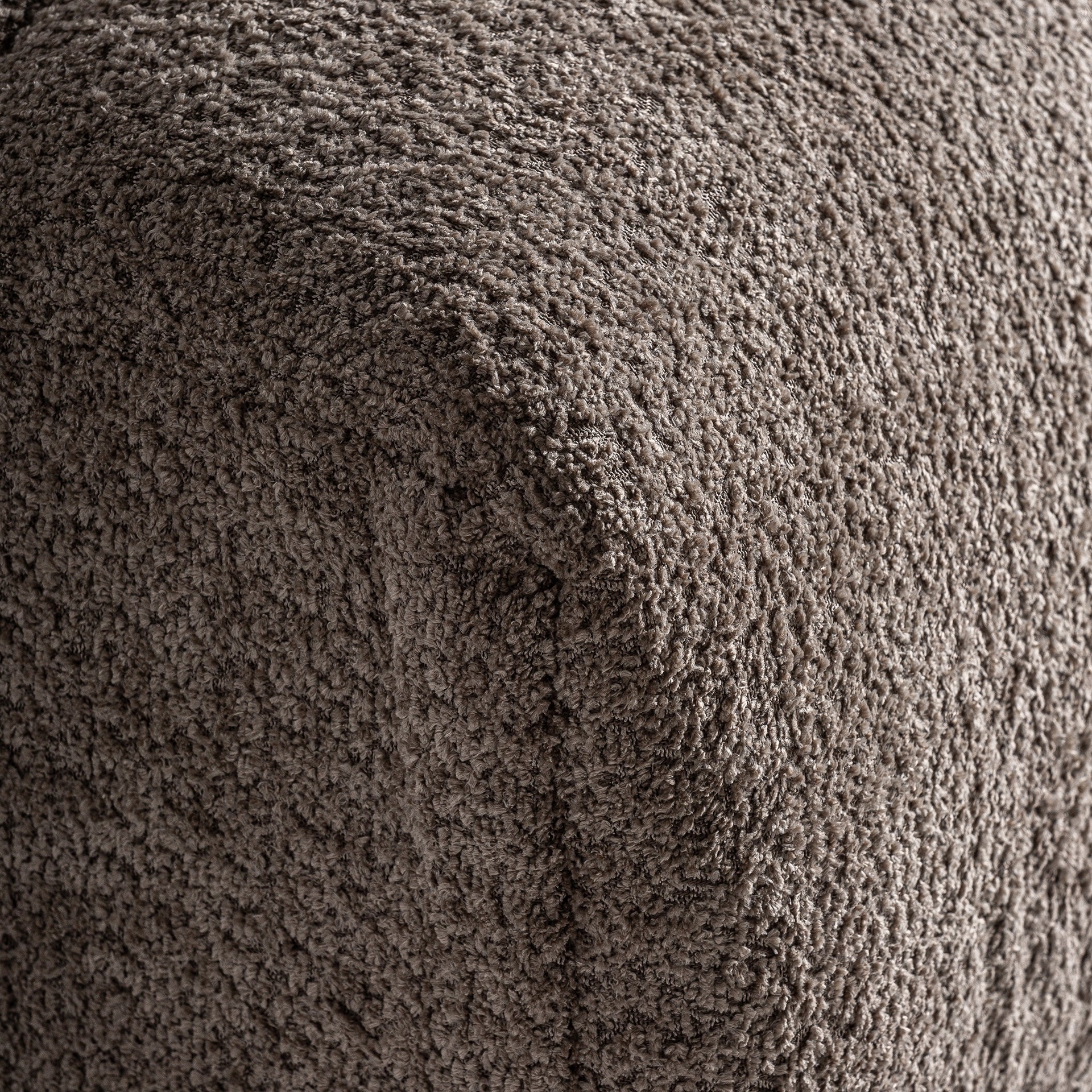 Neutralių tonų modernaus dizaino sofa Barlin