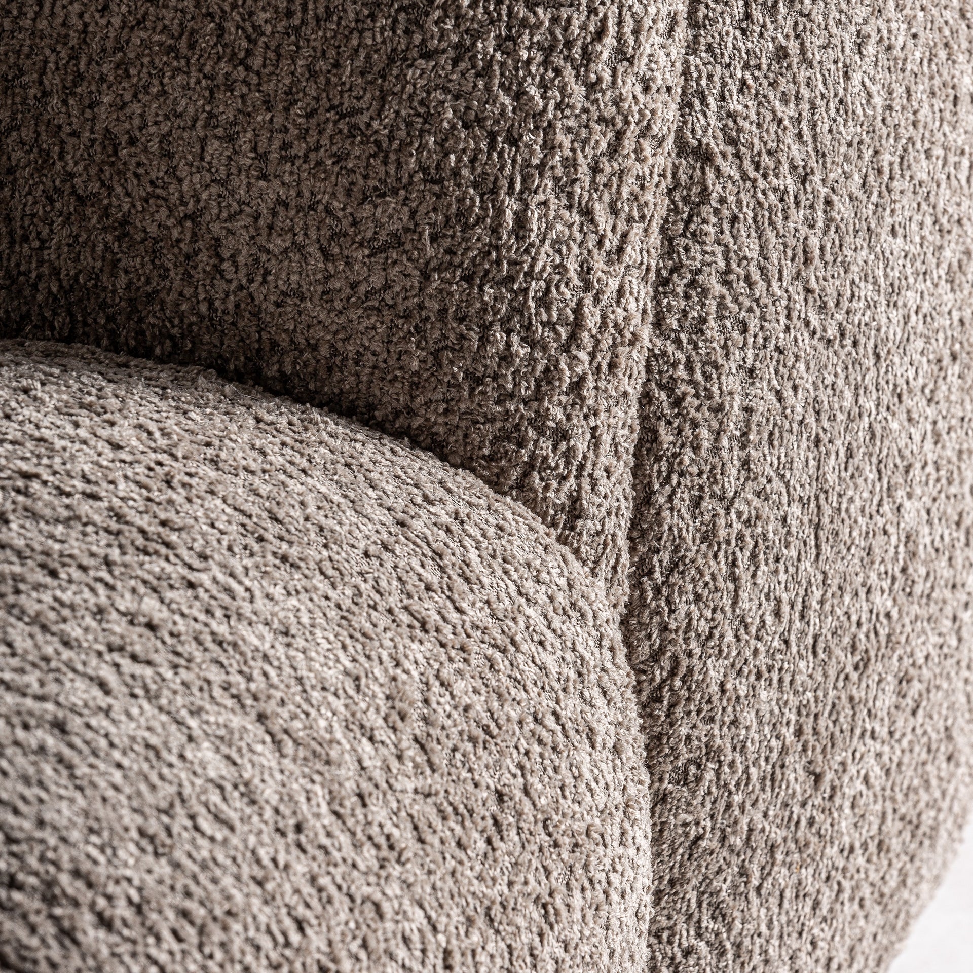 Neutralių tonų modernaus dizaino sofa Barlin